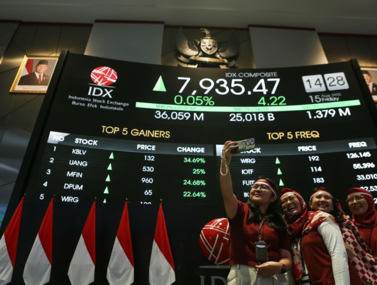 Jakarta — Indeks Harga Saham Gabungan (IHSG) melaju kencang pada awal perdagangan sesi kedua hari ini, Senin (9/2/2026). Indeks melonjak 93 poin atau naik 1,17% ke level 8.028,39. Pergerakan pasar cukup ramai. Sebanyak 427 saham menguat, 257 melemah, dan 135 saham stagnan. Nilai transaksi tercatat mencapai Rp10,40 triliun, dengan volume 25,24 miliar saham yang diperdagangkan dalam 1,51 juta transaksi. Kapitalisasi pasar pun ikut naik menjadi Rp14.535 triliun. Mayoritas sektor kompak menguat hari ini. Sektor barang baku, konsumer non-primer, dan energi mencatat kenaikan paling besar. Sementara itu, hanya sektor kesehatan dan keuangan yang masih tertekan. Penguatan IHSG hari ini banyak ditopang oleh saham-saham konglomerat. Kontributor terbesar datang dari emiten batu bara Grup Sinar Mas (DSSA), disusul tambang emas Grup Bakrie (BRMS) dan Grup Saratoga (EMAS). Selain itu, saham-saham seperti FILM, AMRT, BRPT, IMPC, dan MDKA juga ikut memberi dorongan positif ke indeks. Beberapa saham bahkan melonjak tajam. RATU naik 14%, EMAS menguat 11%, DEWA naik 9%, PANI naik 8%, dan DSSA juga menguat 8%. Di sisi lain, saham blue chip perbankan justru menjadi pemberat utama. Bank Central Asia (BBCA) tercatat menyumbang tekanan paling besar terhadap pergerakan IHSG hari ini. Ke depan, pelaku pasar bakal menghadapi pekan yang cukup padat dengan agenda rilis data ekonomi penting dari berbagai negara. Investor akan mencermati data dari Indonesia, Amerika Serikat, dan China, yang dinilai krusial untuk membaca arah daya beli, inflasi, hingga kondisi pasar tenaga kerja. Data-data ini diperkirakan akan memengaruhi pergerakan pasar saham dan nilai tukar, sekaligus menjadi acuan konsensus pasar untuk pekan depan, terutama setelah volatilitas pasar domestik yang cukup tinggi belakangan ini. Sebelumnya, pasar keuangan Indonesia sempat tertekan setelah Moody’s Investors Service menurunkan outlook kredit Indonesia. Menanggapi hal tersebut, Menteri Koordinator Bidang Perekonomian Airlangga Hartarto menyebut penurunan outlook terjadi karena kurangnya penjelasan pemerintah terkait lembaga pengelola investasi baru, Badan Pengelola Investasi (BPI) Danantara. Menurut Airlangga, APBN tahun ini memang punya pola berbeda karena banyak dialokasikan untuk program unggulan Presiden Prabowo, seperti Makan Bergizi Gratis (MBG), Koperasi Desa Merah Putih, serta berbagai layanan publik. Sementara motor pertumbuhan ekonomi ke depan lebih diarahkan lewat investasi Danantara, bukan lagi lewat APBN langsung. Di kawasan Asia, sentimen positif juga datang dari Jepang. Pasar saham Negeri Sakura melonjak ke level tertinggi sepanjang sejarah, dipimpin oleh Indeks Nikkei 225 yang melesat lebih dari 5,6% dan tembus level 57.000 untuk pertama kalinya. Indeks Topix juga naik lebih dari 3% dan mencetak rekor baru. Lonjakan ini dipicu kemenangan telak Perdana Menteri Sanae Takaichi dalam pemilu. Partai Demokrat Liberal (LDP) meraih supermajority atau lebih dari dua pertiga kursi parlemen, menurut laporan NHK. Penguatan pasar juga diikuti pergerakan aset lain. Yen Jepang menguat ke level 156,88 per dolar AS, sementara imbal hasil obligasi pemerintah Jepang tenor 10 tahun naik ke 2,274%. Pasar Asia lainnya ikut menghijau. Kospi Korea Selatan melonjak 4,15%, Kosdaq naik 2,97%, dan indeks S&P/ASX 200 Australia menguat 1,65%. Kontrak berjangka Hang Seng Hong Kong juga menunjukkan potensi penguatan.