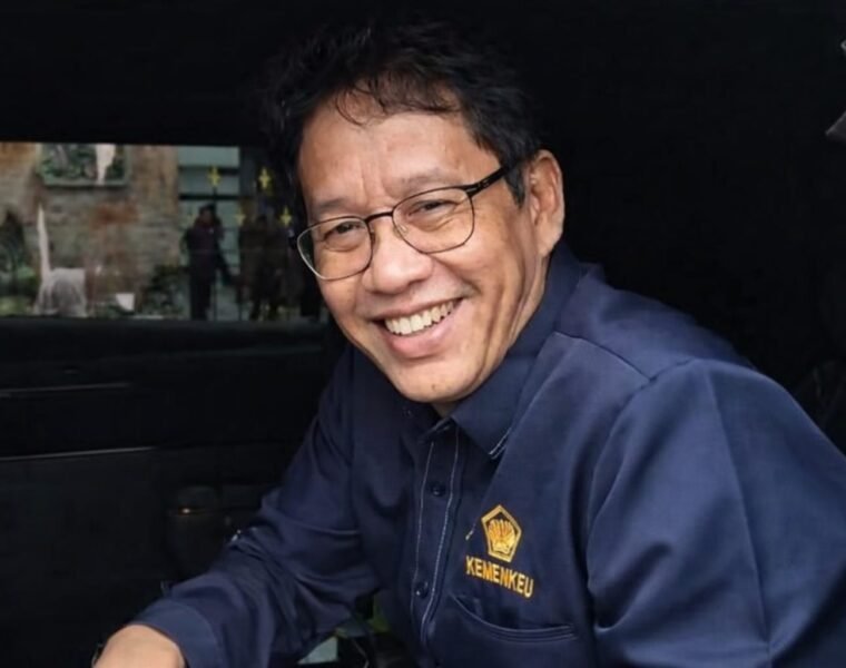 Jakarta – Menteri Keuangan Purbaya Yudhi Sadewa lagi menyiapkan aturan baru soal restitusi pajak, alias pengembalian kelebihan bayar pajak. Rencananya, aturan ini bakal mulai berlaku per 1 Mei 2026. Aturan tersebut masih berbentuk Rancangan Peraturan Menteri Keuangan (RPMK) dan saat ini lagi dalam tahap pembahasan antar kementerian. Proses harmonisasi juga sudah dilakukan oleh Direktorat Jenderal Peraturan Perundang-undangan (DJPP) Kementerian Hukum pada 10–11 April 2026. Menurut keterangan resmi, pembahasan ini dilakukan untuk menyempurnakan isi aturan supaya sesuai dengan regulasi yang berlaku. Dalam rancangan ini, ada beberapa poin penting yang jadi sorotan, terutama soal bagaimana proses pengajuan restitusi oleh wajib pajak. Nantinya, setiap permohonan akan diteliti dulu oleh otoritas pajak. Hasil penelitian ini jadi dasar buat Direktur Jenderal Pajak menentukan apakah restitusi bisa diberikan atau tidak. Kalau semua syarat sudah terpenuhi dan memang ada kelebihan bayar pajak, maka DJP bisa langsung menerbitkan surat keputusan pengembalian. Tapi sebaliknya, kalau ada masalah—misalnya syarat nggak lengkap, lagi ada pemeriksaan pajak, atau terkait proses hukum—permohonan bisa saja ditolak. Soal waktu proses juga diatur. Untuk Pajak Penghasilan (PPh), maksimal penyelesaiannya 3 bulan sejak permohonan masuk. Sementara untuk Pajak Pertambahan Nilai (PPN), lebih cepat, maksimal 1 bulan. Aturan baru ini nantinya juga bakal menggantikan beberapa aturan lama terkait restitusi pajak. Dari sisi pemerintah, aturan ini dibuat supaya sistem perpajakan bisa lebih rapi, transparan, dan sesuai dengan kondisi ekonomi serta kebutuhan dunia usaha saat ini. Direktur Penyuluhan, Pelayanan, dan Humas DJP, Inge Diana Rismawanti, menjelaskan kalau aturan ini masih dalam proses, jadi detail lengkapnya belum bisa dibagikan sekarang. Nanti setelah semuanya final, pemerintah akan mengumumkannya secara resmi ke publik. Selain itu, DJP juga bakal melakukan sosialisasi supaya wajib pajak bisa memahami aturan baru ini dengan jelas.