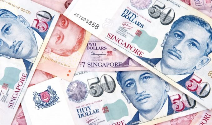 Rupiah Makin Melemah, Kini Tembus Rekor Terburuk Lawan Ringgit & Dolar Singapura