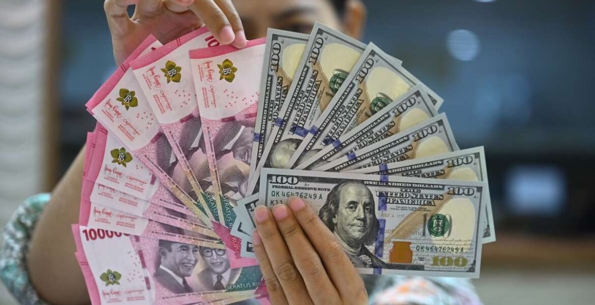 Rupiah Loyo Lagi Pagi Ini, Kurs Dolar Nyaris Sentuh Rp17.900