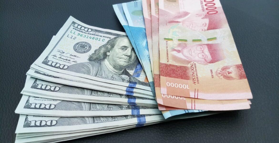 Efek BI Rate Naik? Rupiah Kembali Taklukkan Dolar AS ke Rp17.950