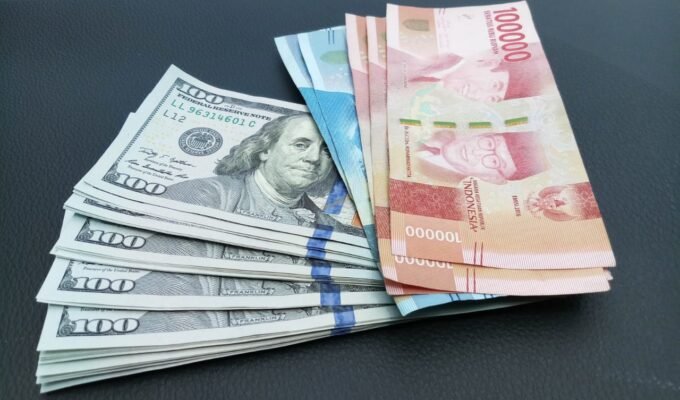 Efek BI Rate Naik? Rupiah Kembali Taklukkan Dolar AS ke Rp17.950