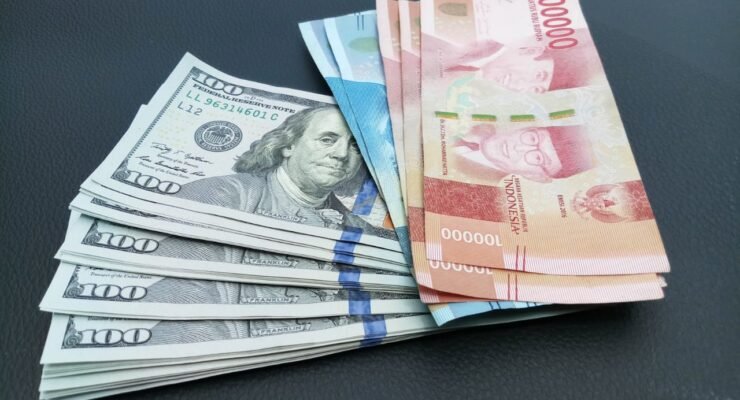 Efek BI Rate Naik? Rupiah Kembali Taklukkan Dolar AS ke Rp17.950