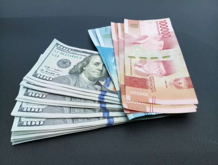 Efek BI Rate Naik? Rupiah Kembali Taklukkan Dolar AS ke Rp17.950