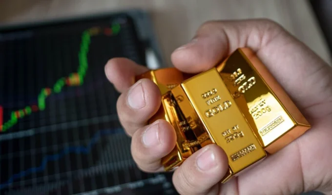Harga Emas Antam Turun Rp10.000 Hari Ini, Saatnya Borong?