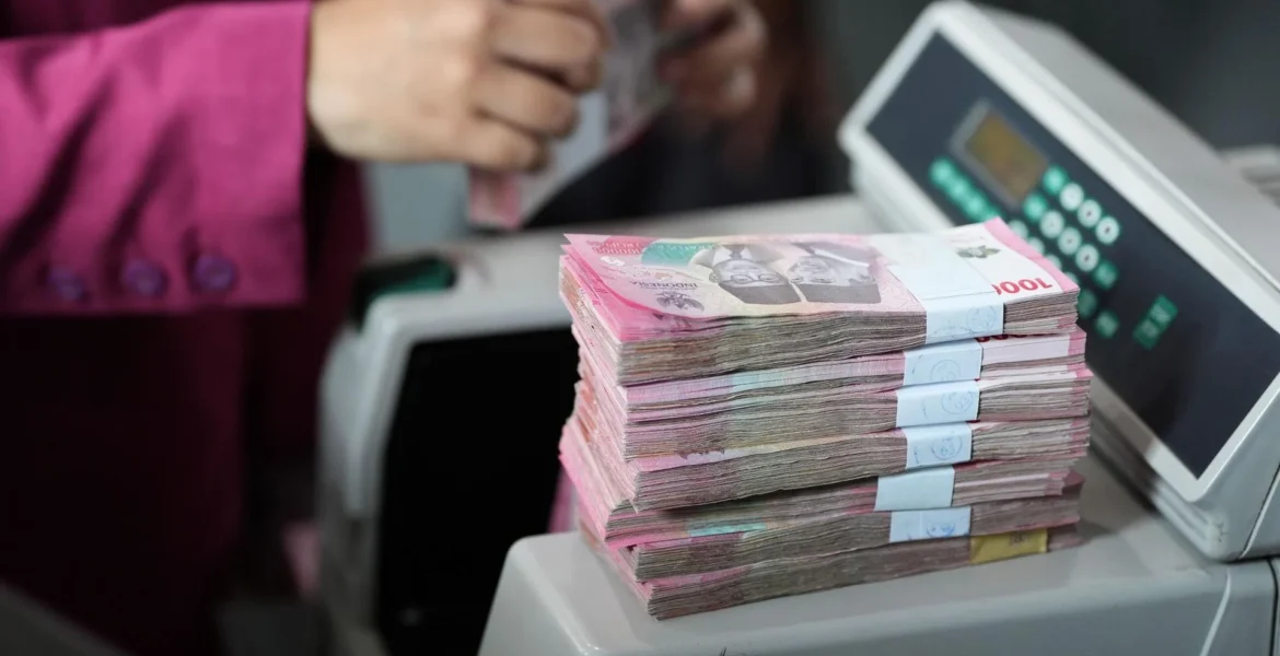 Breaking: Rupiah Melonjak Hampir 1%, Dolar AS Kembali ke Rp17.000-an".