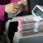 Breaking: Rupiah Melonjak Hampir 1%, Dolar AS Kembali ke Rp17.000-an".