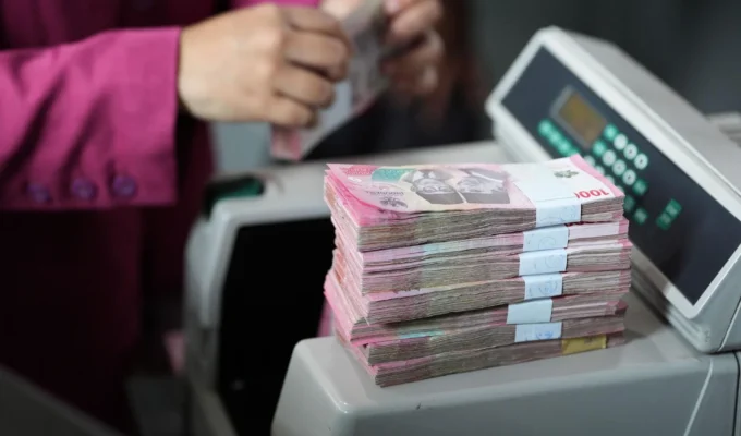 Breaking: Rupiah Melonjak Hampir 1%, Dolar AS Kembali ke Rp17.000-an".