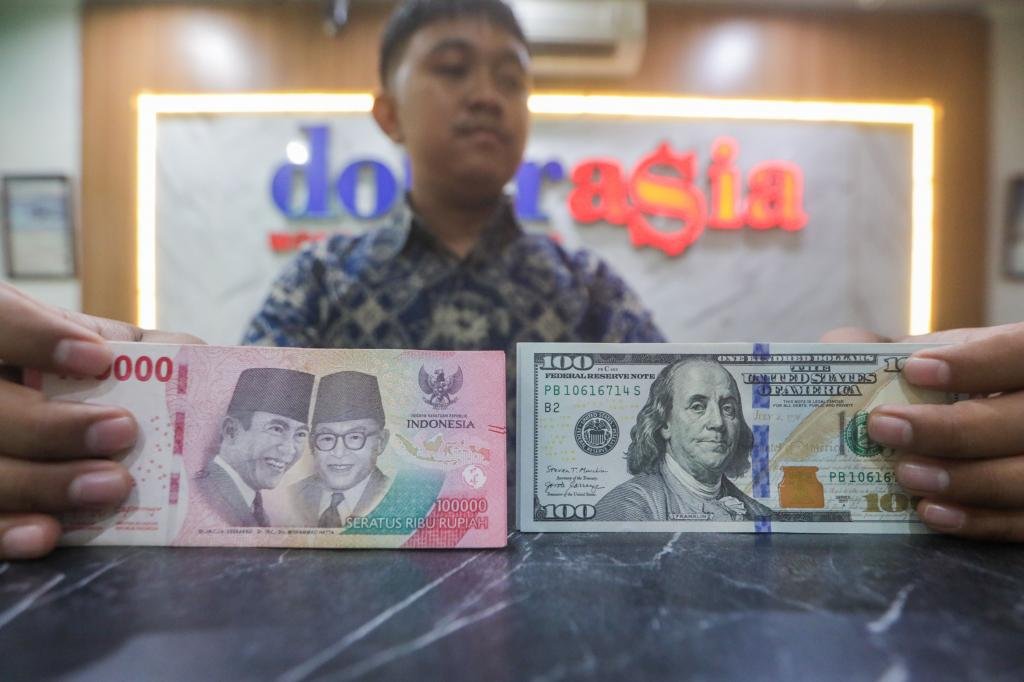 Breaking! Dolar AS Tembus Rp18.050, Rupiah Makin Tertekan